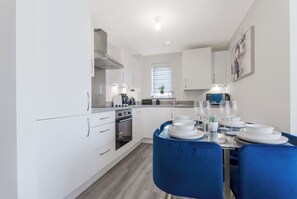 Microwave, oven, stovetop, dishwasher - Cozy 2-Bedroom Apartment (Milton Keynes)