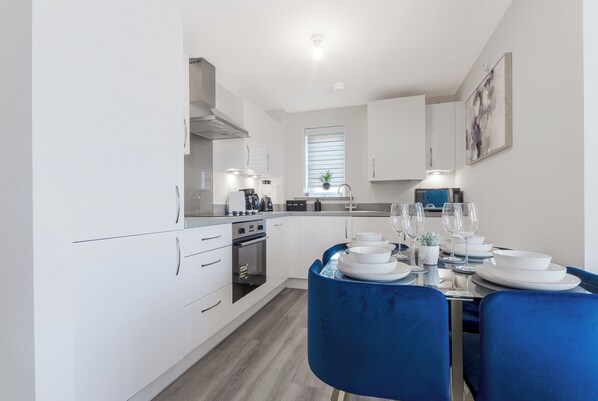 Micro-ondes, four, plaque de cuisson, lave-vaisselle