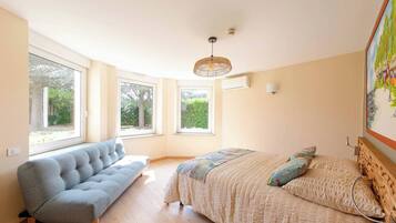 5 slaapkamers, een strijkplank/strijkijzer, wifi, beddengoed