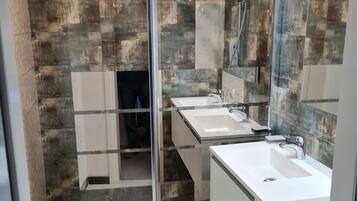 Douche, sèche-cheveux, serviettes fournies, papier toilette