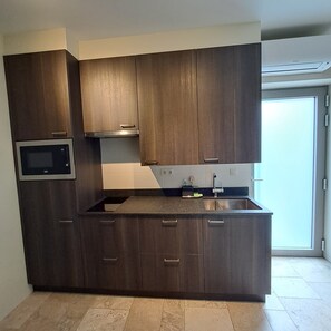 Kühlschrank, Mikrowelle, Herdplatte, Wasserkocher mit Kaffee-/Teezubehör