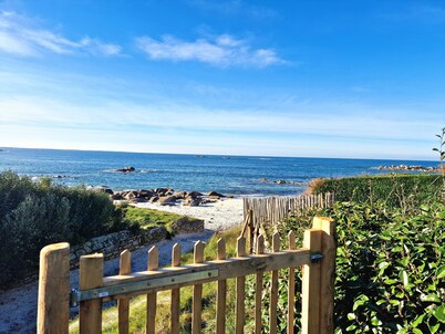 Para'ty, view and direct access to sea and beach, sleeps 8,