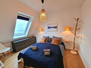4 soverom, skrivebord, strykejern/-brett og reiseseng for barn