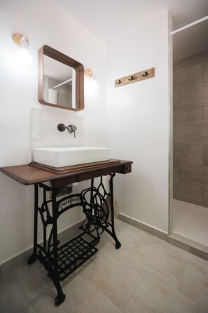 Shower, hair dryer, towels, soap - Domaine de Malet (Vitrac)
