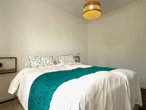 Tabla de planchar con plancha, Internet, ropa de cama