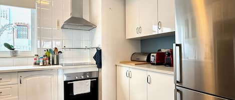 Mikrobølgeovn, ovn, opvaskemaskine, kaffe-/temaskine