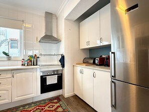 Mikrobølgeovn, ovn, oppvaskmaskin og kaffetrakter/tekoker