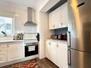 Microwave, oven, dishwasher, coffee/tea maker