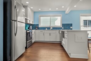 Fridge, microwave, oven, stovetop - Twin Palms North Villas (North Myrtle Beach)
