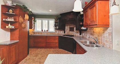 Large Modern Farmhouse. Full kitchen. Close to skiing, hiking, golf, fishing.