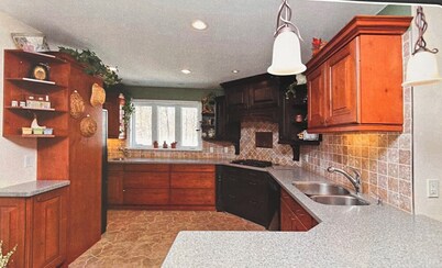 Large Modern Farmhouse. Full kitchen. Close to skiing, hiking, golf, fishing.