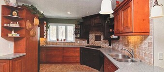 Large Modern Farmhouse. Full kitchen. Close to skiing, hiking, golf, fishing.