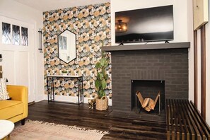 Een smart-tv, een open haard en een kantoor