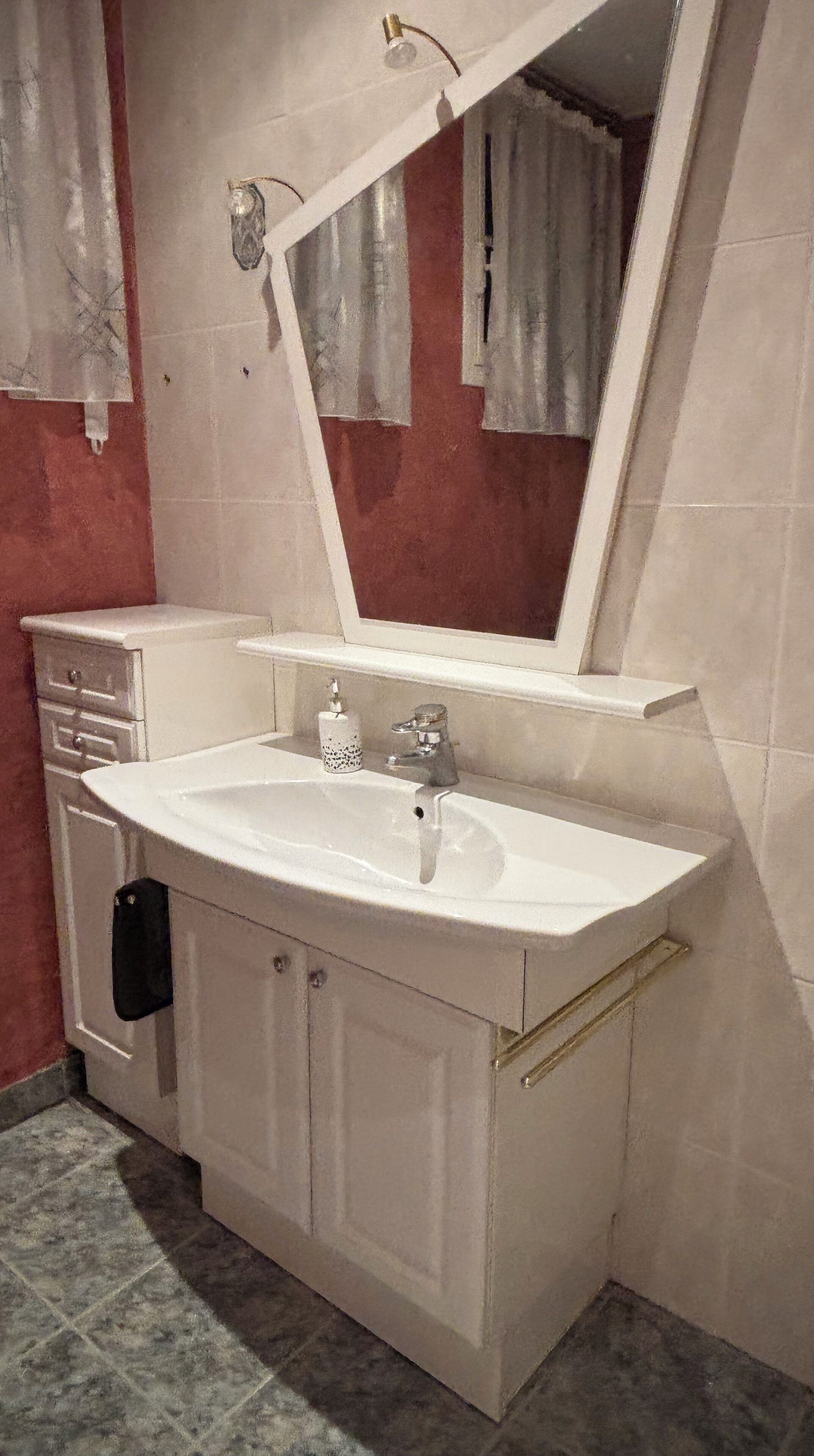 Une salle de bain avec un lavabo blanc, un miroir et un porte-serviettes.