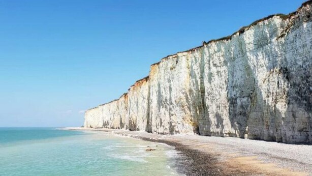A coastal cliff with a beach in the foreground. - Charming house close to the beach and Mers les bains (Criel-sur-Mer)