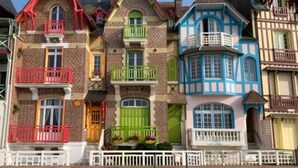 A row of colorful Victorian-style houses with distinct architectural features, including gabled roofs and decorative railings. - Charming house close to the beach and Mers les bains (Criel-sur-Mer)