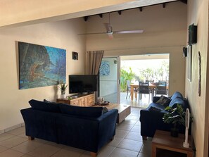 Smart TV, books - Private villa in beautiful Sabal Palm area / car available (Kralendijk)