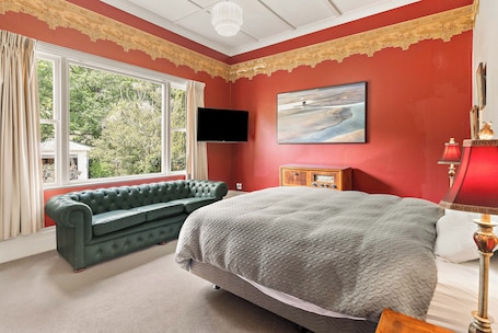 3 bedrooms, iron/ironing board, WiFi, bed sheets. Private Wing at Te Rangi Lodge with own entrance 5 minutes of SH2. Pet friendly.