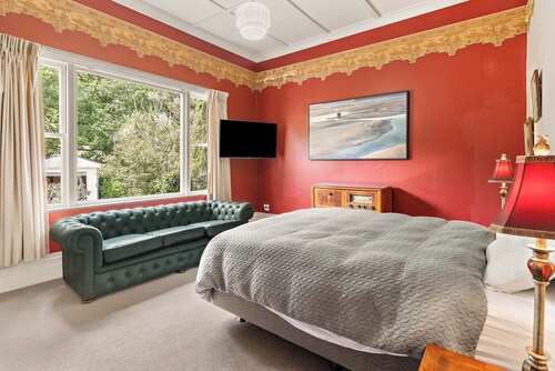 Private Wing at Te Rangi Lodge with own entrance 5 minutes of SH2. Pet friendly.