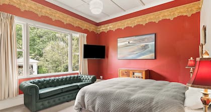 Private Wing at Te Rangi Lodge with own entrance 5 minutes of SH2. Pet friendly.