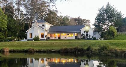 Private Wing at Te Rangi Lodge with own entrance 5 minutes of SH2. Pet friendly.
