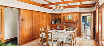 Private Wing at Te Rangi Lodge with own entrance 5 minutes of SH2. Pet friendly.