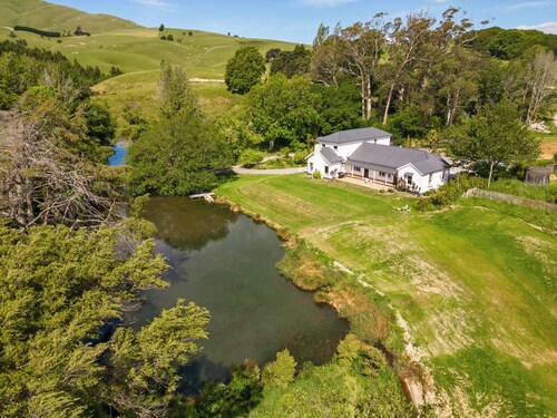 Private Wing at Te Rangi Lodge with own entrance 5 minutes of SH2. Pet friendly.