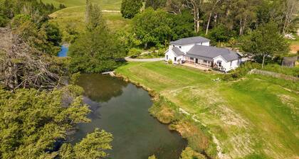 Private Wing at Te Rangi Lodge with own entrance 5 minutes of SH2. Pet friendly.