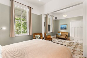 3 slaapkamers, een strijkplank/strijkijzer, wifi, beddengoed