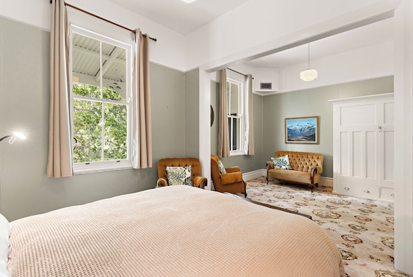 3 bedrooms, iron/ironing board, WiFi, bed sheets - Private Wing at Te Rangi Lodge with own entrance 5 minutes of SH2. Pet friendly. (Rangitūmau)