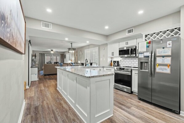 Kylskåp, mikrovågsugn, ugn och spishäll