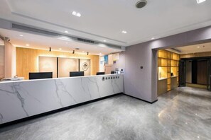 A hotel reception area with a marble counter, a wooden reception desk, and a modern interior design. - GreenTree Inn Smart Choice Hotel (Beijing West Railway Station north square) (Beijing)
