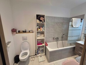 Haartrockner, Handtücher, Seife, Toilettenpapier