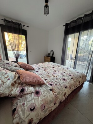 1 bedroom, iron/ironing board, travel cot, WiFi - T2 with garden and parking at Île Rousse, 10 minutes' walk from the beach (L'Île-Rousse)