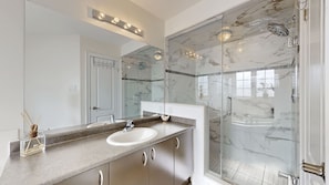 Dusche, Haartrockner, Handtücher, Seife