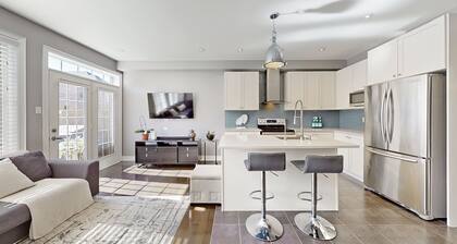 Modern 4-Bedroom Townhouse – Near Wonderland, Vaughan Mills & Hospital