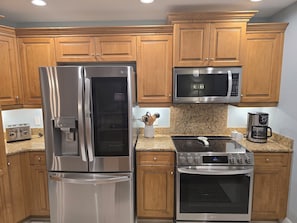 Refrigerador, microondas, horno y parrilla de estufa 