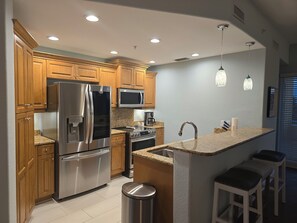 Fridge, microwave, oven, stovetop - Florida Gulf Coast 3-bedroom, 2-bathroom deluxe condominium, near beaches. (Palmetto)