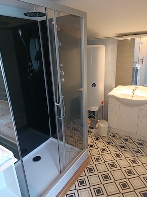 Dusche, Haartrockner, Toilettenpapier