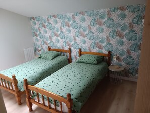 2 Schlafzimmer, Bügeleisen/Bügelbrett