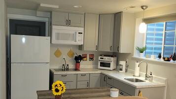 Réfrigérateur, micro-ondes, plaque de cuisson, cafetière/bouilloire