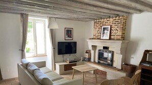 TV, fireplace, DVD player