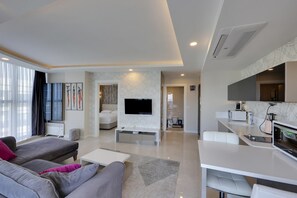 Presidential-Suite, Balkon, Meerblick | Wohnbereich | Fernseher