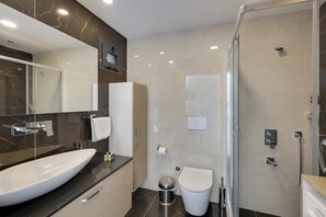 Dusche, kostenlose Toilettenartikel, Haartrockner, Handtücher