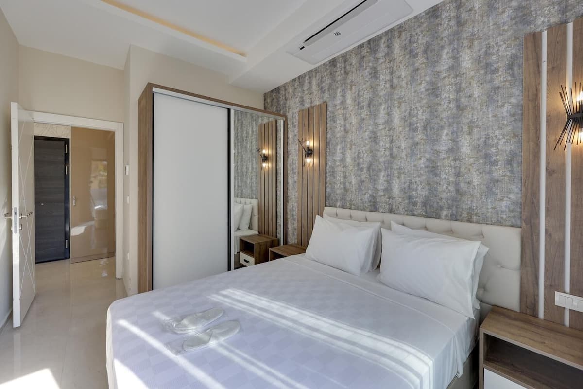 Signature Suite, Balcony | 1 bedroom, iron/ironing board