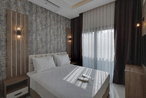 Signature suite, balkon | 1 slaapkamer, een strijkplank/strijkijzer