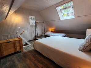 1 habitación, tabla de planchar con plancha, wifi gratis y ropa de cama