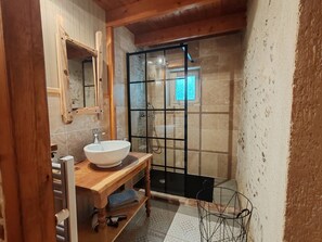 Shower, hair dryer, towels, soap - Cottage in Sully sur Loire (Sully-sur-Loire)