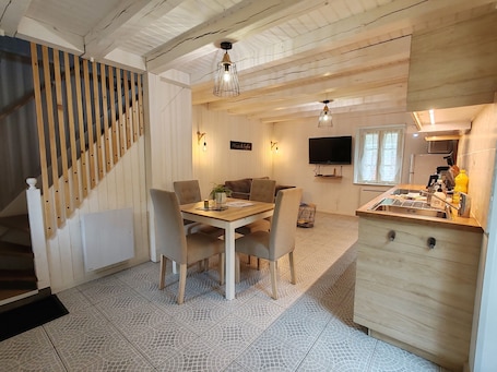 Dining. Cottage in Sully sur Loire