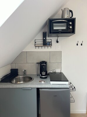 Fridge, microwave, oven, coffee/tea maker